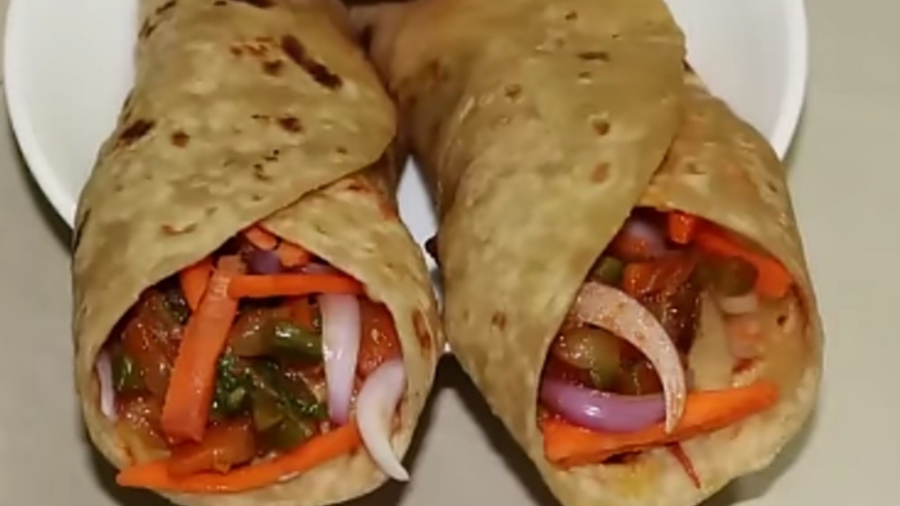 அதிக விலை கொடுத்து கடையில வாங்க மாட்டீங்க டேஸ்ட்டா 🤤வீட்டிலேயே வெஜிடபிள் சப்பாத்தி ரோல் செய்யலாம்