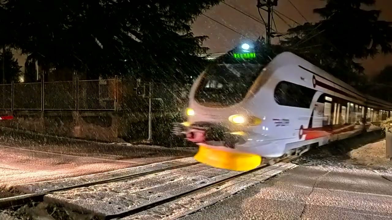 Putnički vlak 4810 (Rijeka-Permani) prolazi kroz Matulje | HŽPP 6112 303 | Snowstorm in Matulji