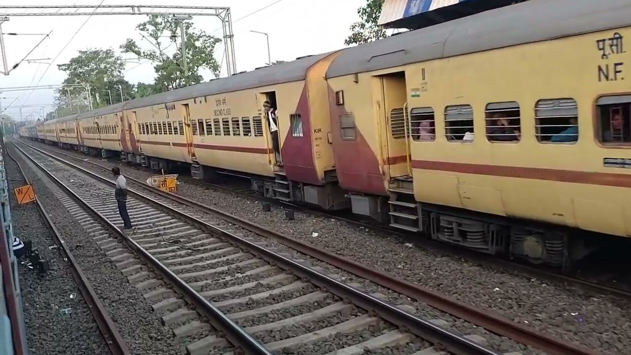 Dibrugarh Guwahati Nagaland express crossing with Tinsukia passanger. |NFR|