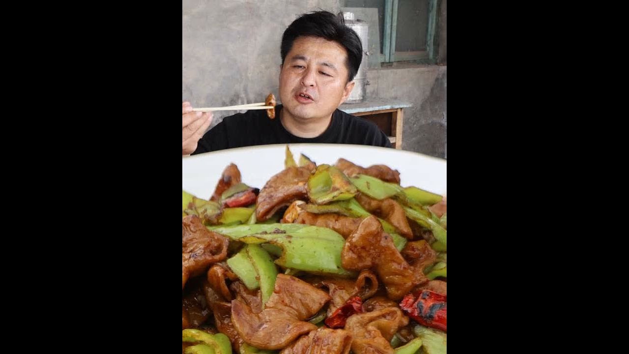 摘点自家种的青椒，再配上肥肠，下锅一抄，这小味真香啊 #我的乡村生活 #户外美食 #乡村美食