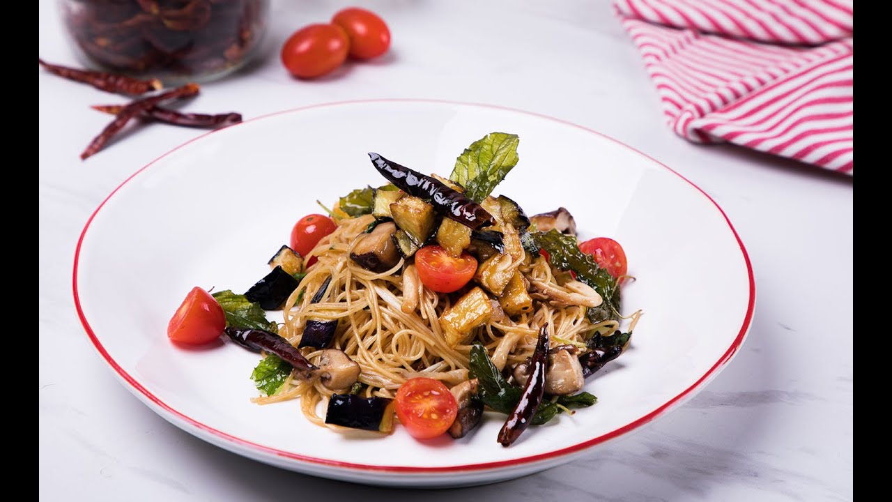พาสต้าผัดกะเพรามังสวิรัติ Vegetarian Stir-Fried Pasta with Holy Basil