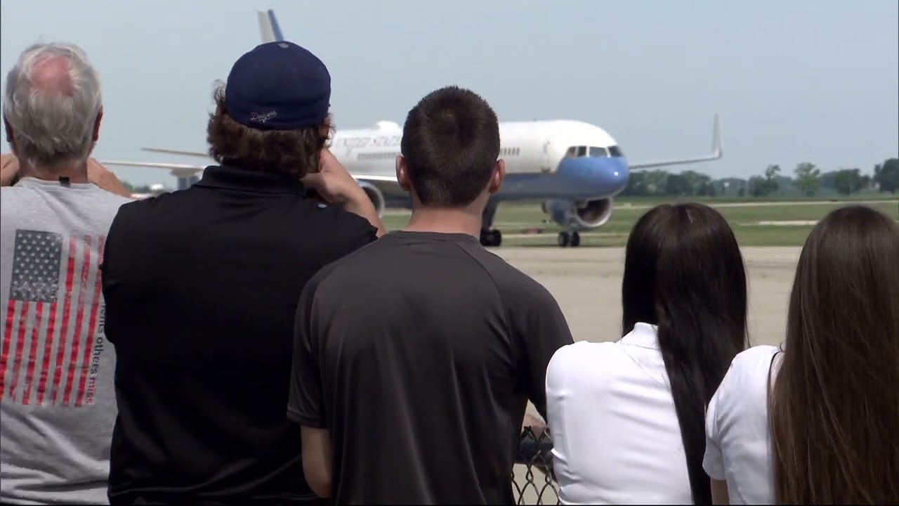 6/24/22 SUGAR GROVE - VICE PRESIDENT HARRIS ARRIVES AT AURORA AIRPORT - RADIOMAN911 VIDEO
