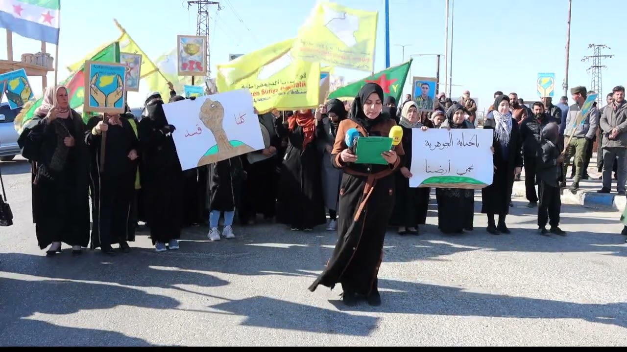 مسيرة لاهالي ديرالزور تأكيظا لدعمهم مقاومة سد تشرين .