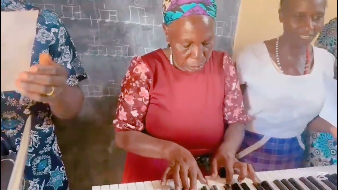 Look the oldest pianist playing a song. It's 🔥#music #viralvideo#old#pianist#in#kenya#playing#asong 