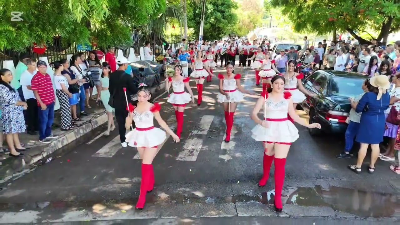 Desfile civico Instituto Nacional de Chirilagua celebrando 204 años de independencia