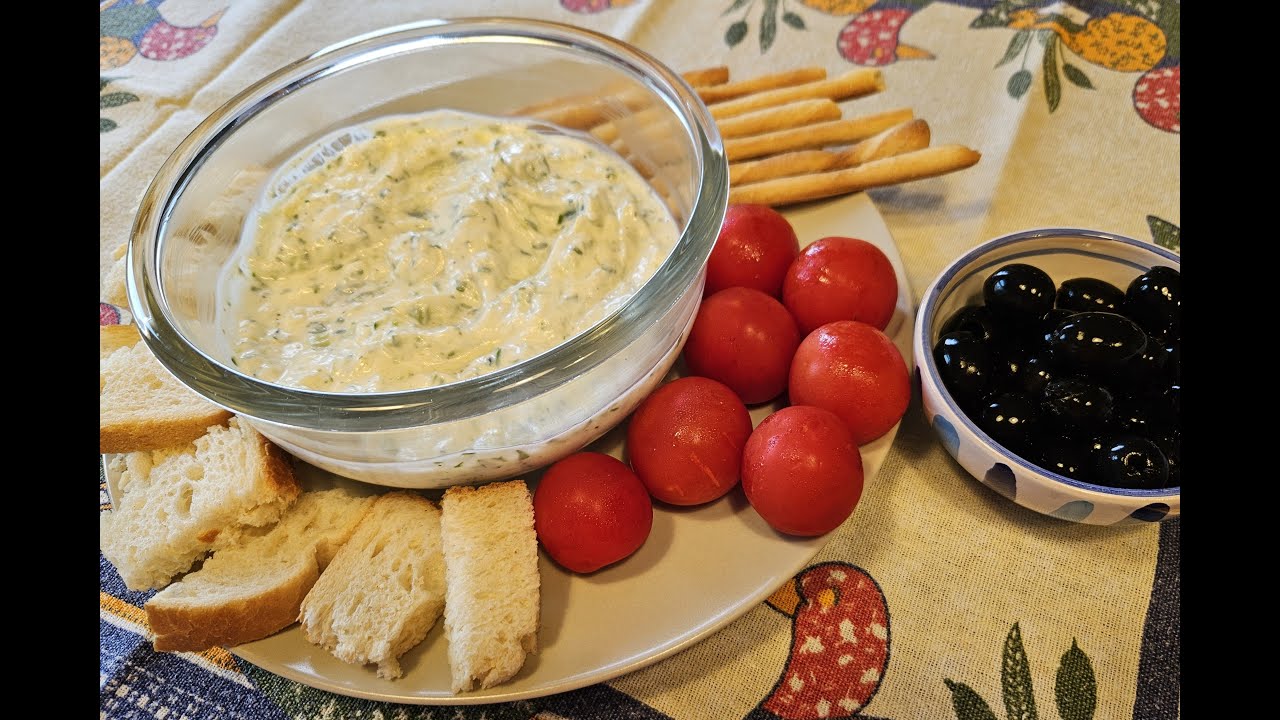 Tzatziki: La mejor salsa para sustiruir la mayonesa y untar en el pan. Tzatziki passo a passo
