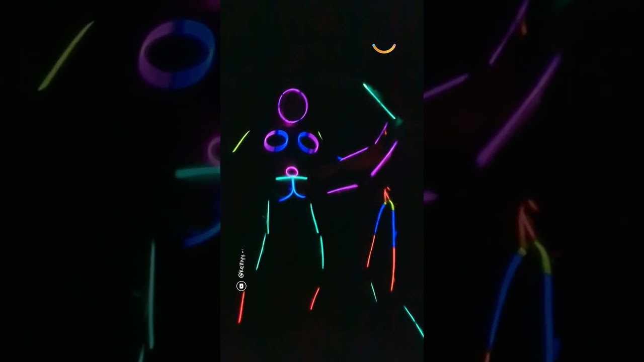 Couple announce pregnancy with glow stick dance 💖 