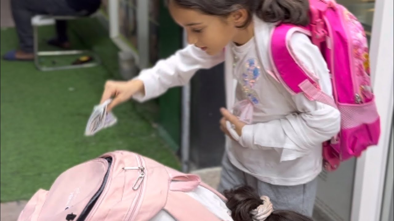 طفله مليونير ساعدت طفله فقيرة في طريقة ذكيه جدا ؟