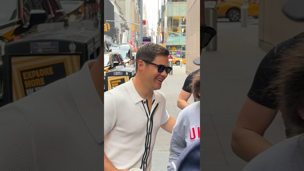Adam DeVine takes selfies with fans in NYC! #adamdevine #comedians #theoutlaws #trending