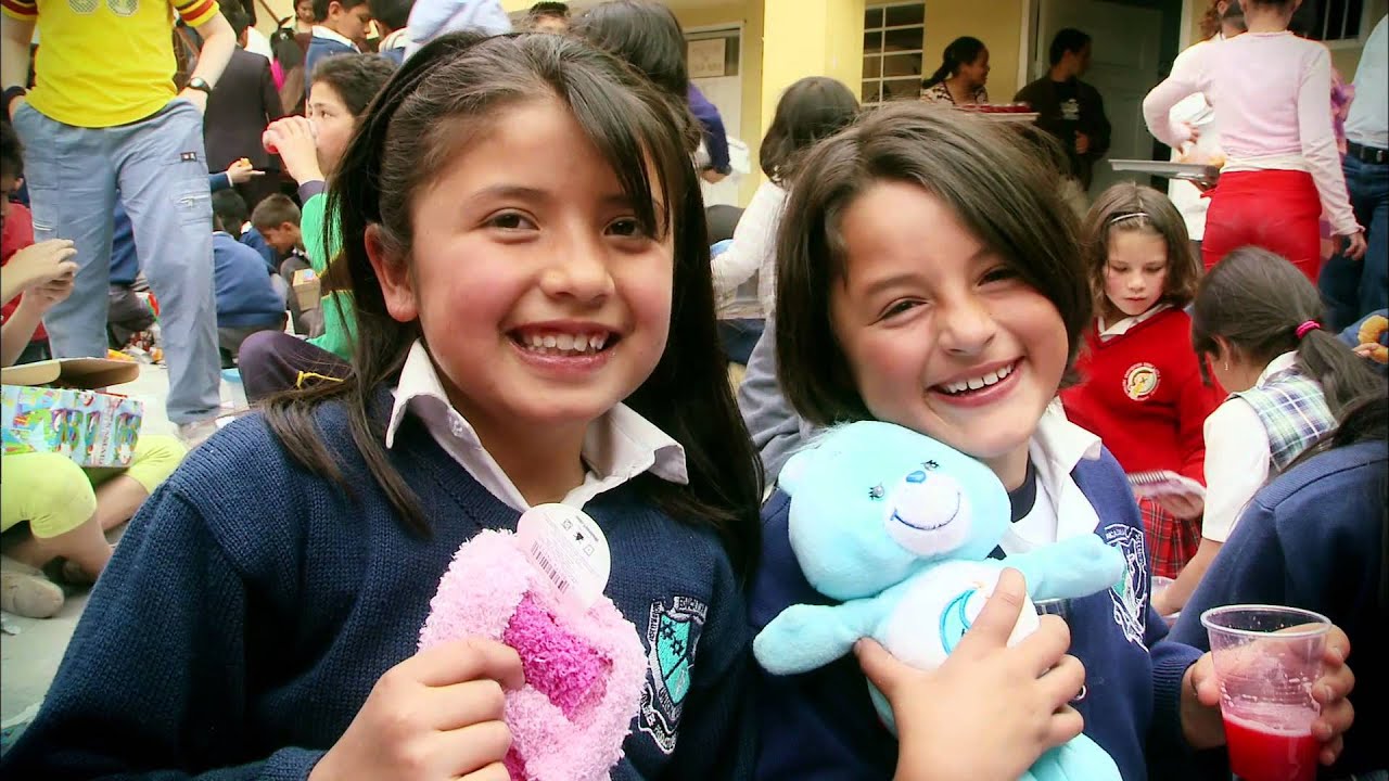 Matthew West Delivers Shoe Box Gifts in Colombia