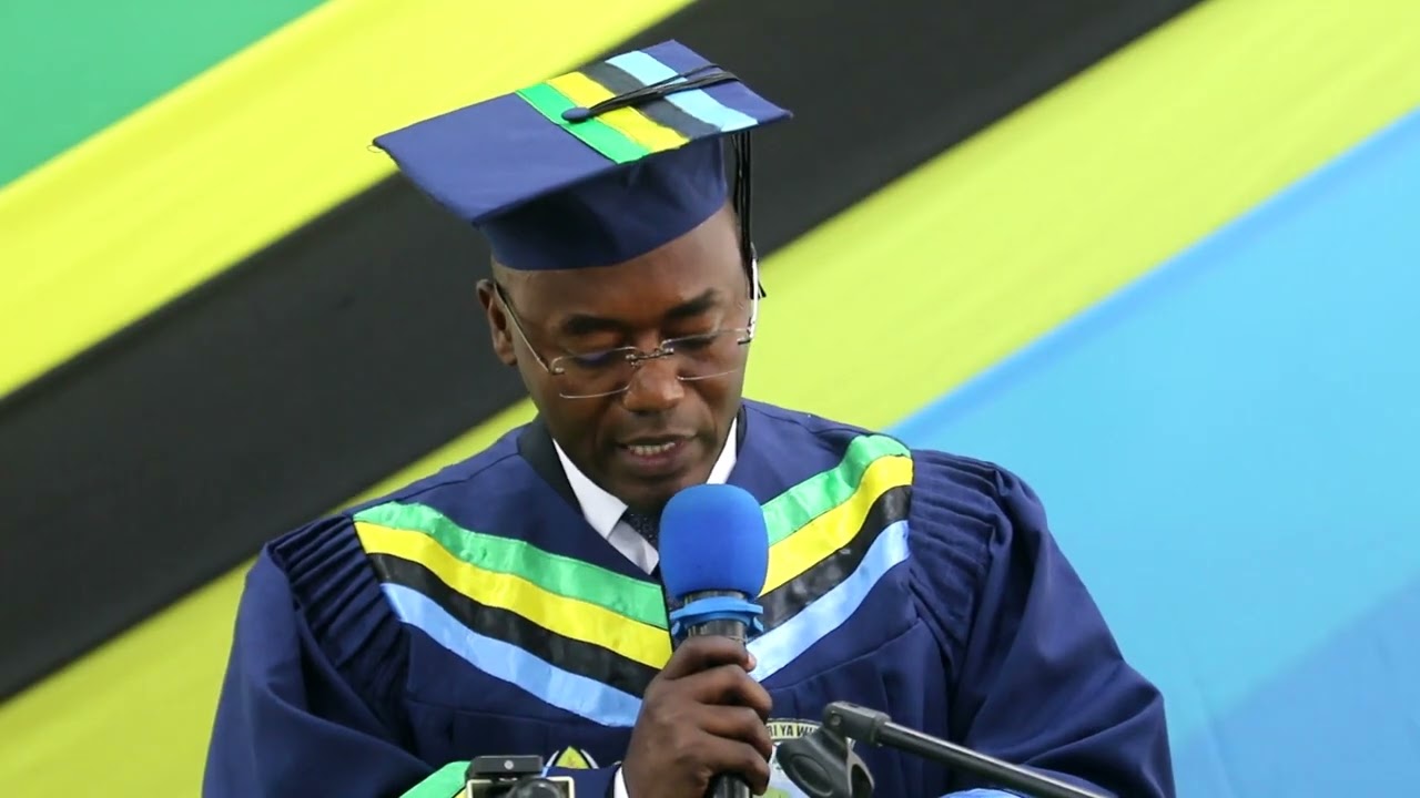 MHE. FLORENT KYOMBO MBUNGE WA JIMBO LA MISSENYI AKIZUMNGUMZA NA MADIWANI WENZAKE