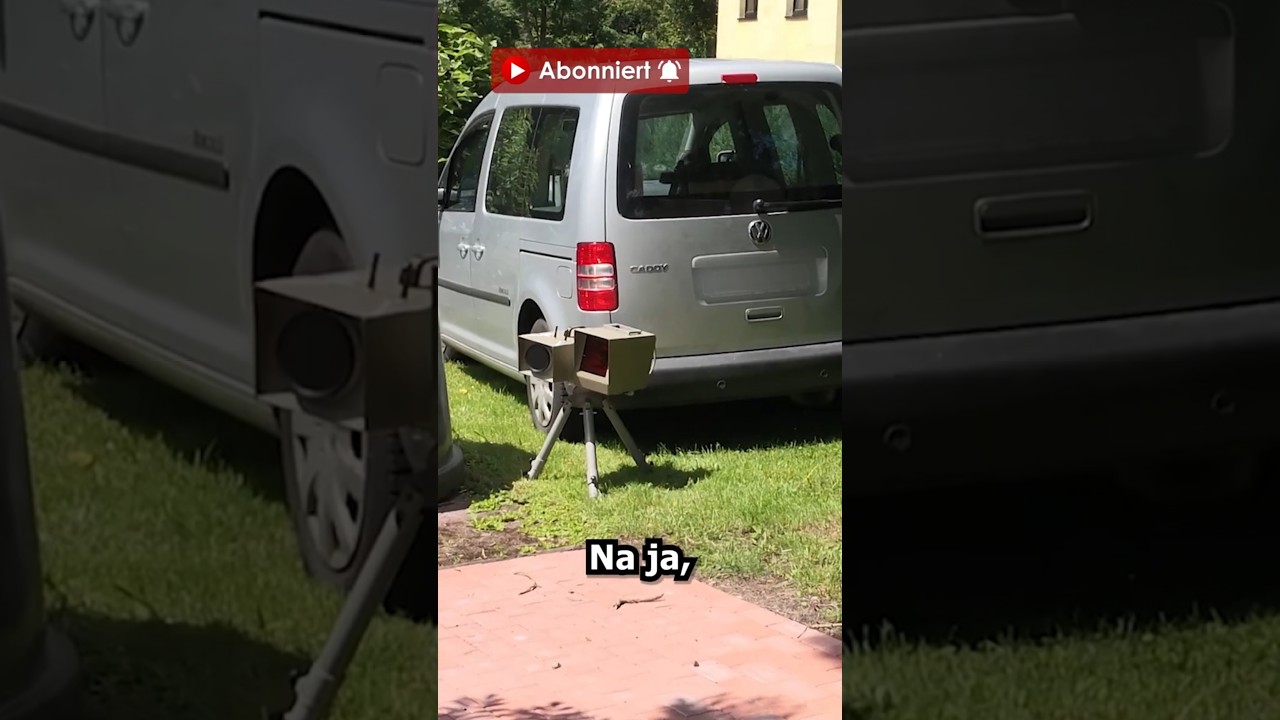 Beamter schl&auml;ft beim Arbeiten neben Blitzer