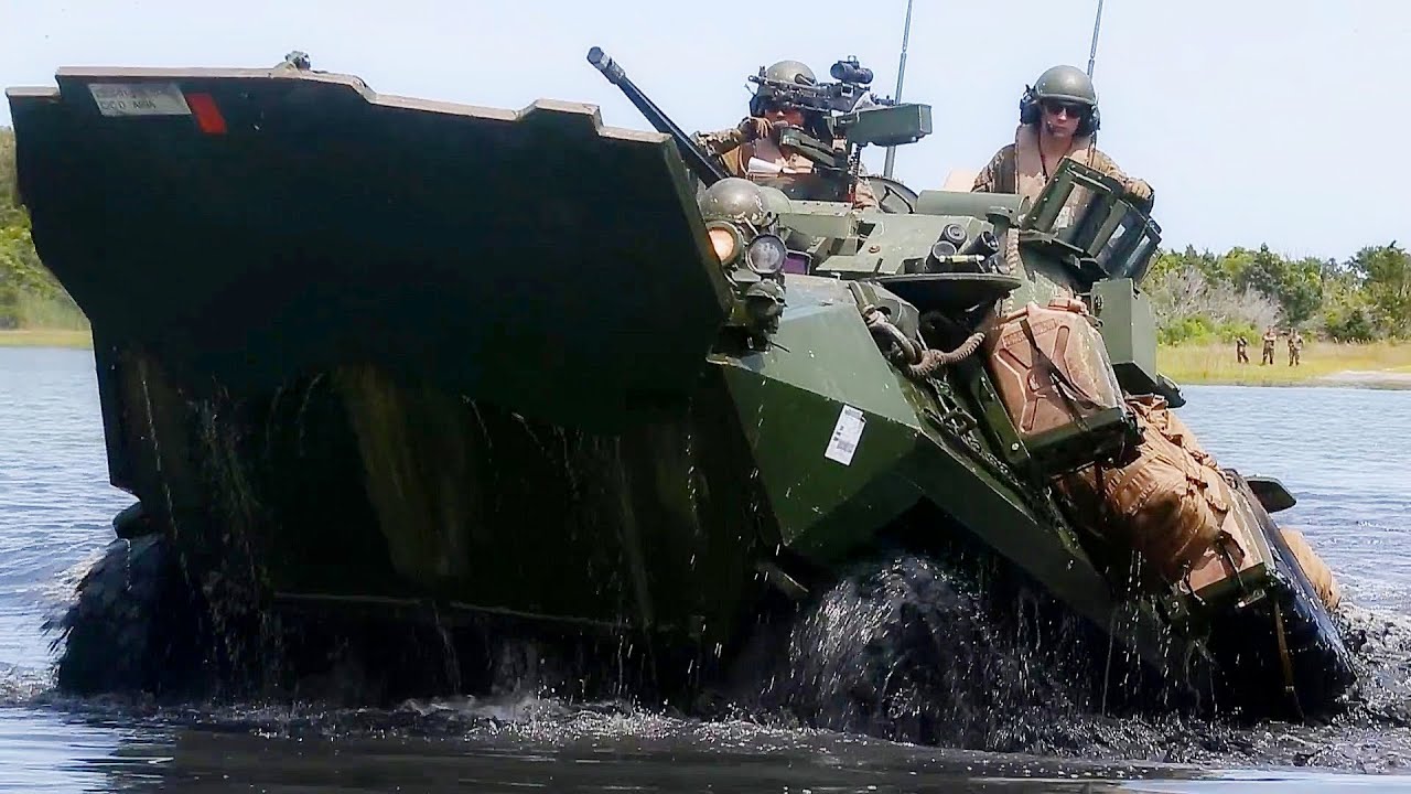 Морпехи США на бронемашинах LAV-25 преодолевают водную преграду и стреляют ночью из ПТРК.