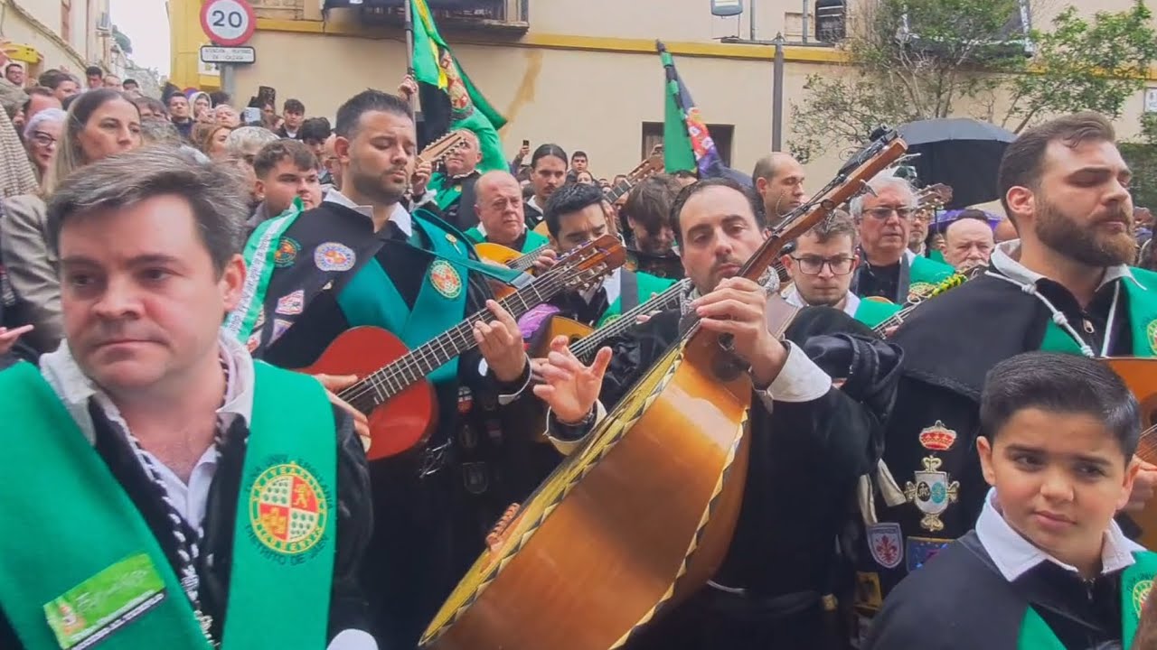 La Tuna le canta a Nuestra Señora de las Lágrimas a las puertas de la iglesia de la Merced 2024