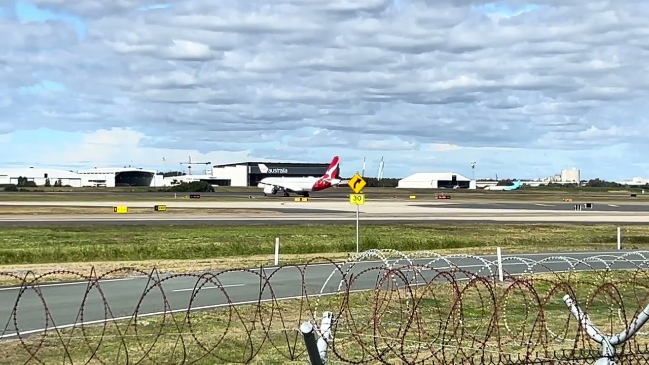 QANTASLINK QLK1265 A220-300 VH-X4B BNE-MEL #a220 #airbus #qantaslink #qantas #aviation #pilot