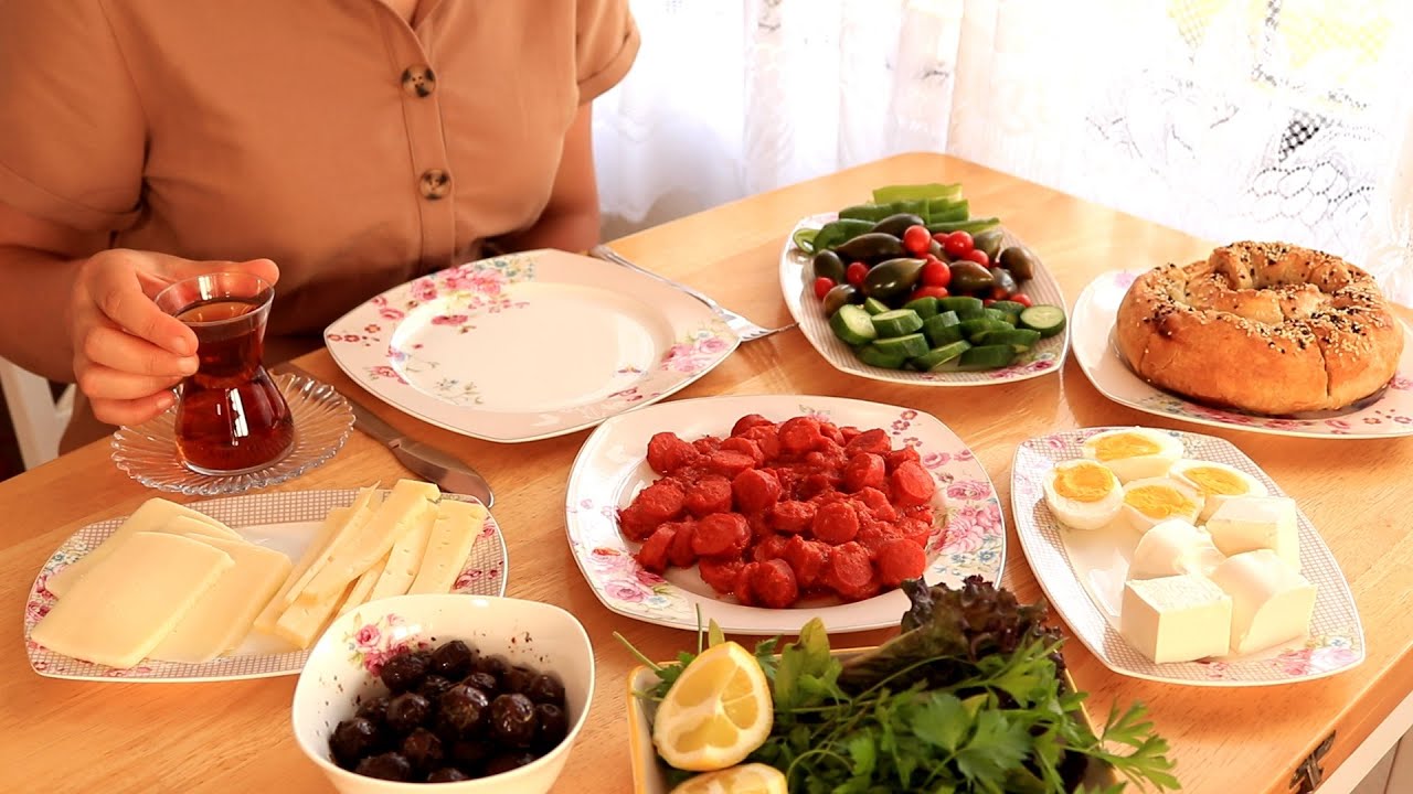 Приготовление Турецкого завтрака: Бёрек с сыром, Сосиски в томатном соусе