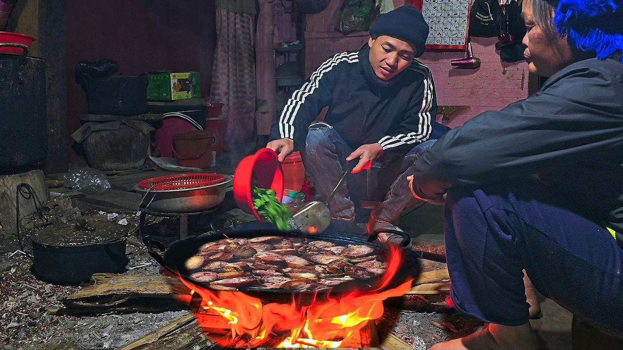 Cozy winter night in a mountain village | wood fire & smoked meat | Mountain couple