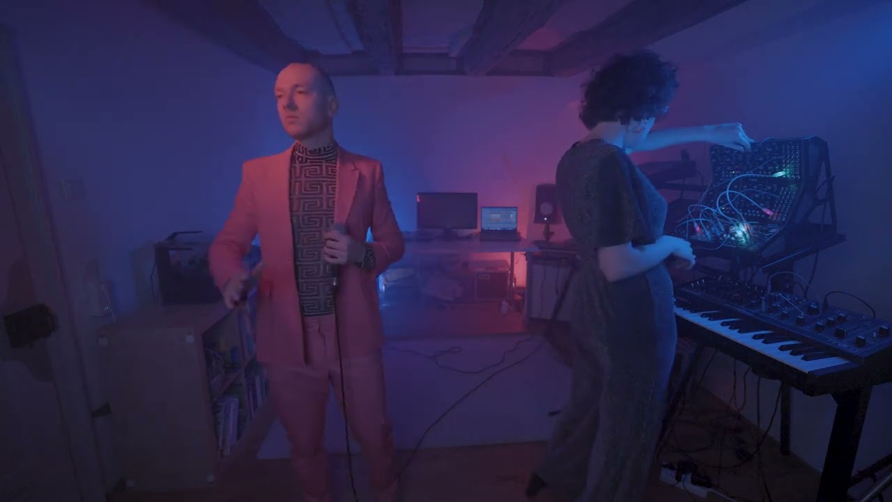 Funkwelle covers 'das Model' by Kraftwerk