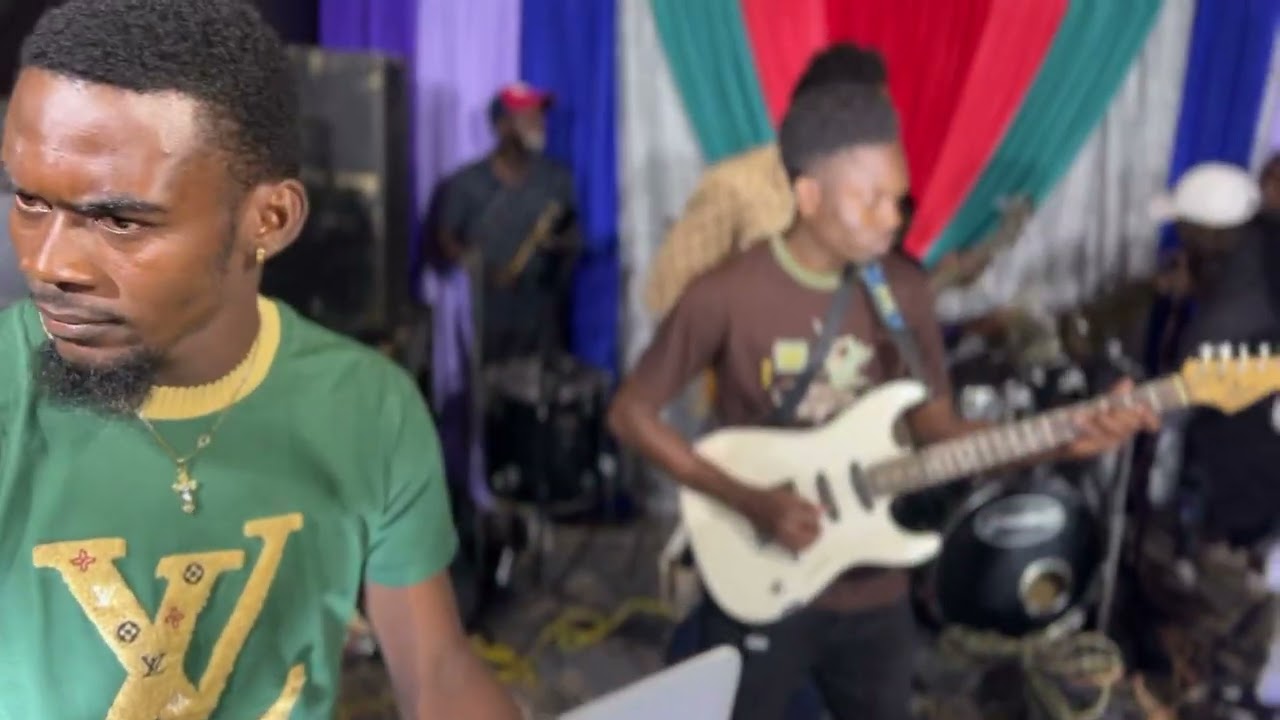 Gad kijanw fè mwen sonje ex mwen jazz la dous li gen bateur li gen basis ban deyè jazz la solide