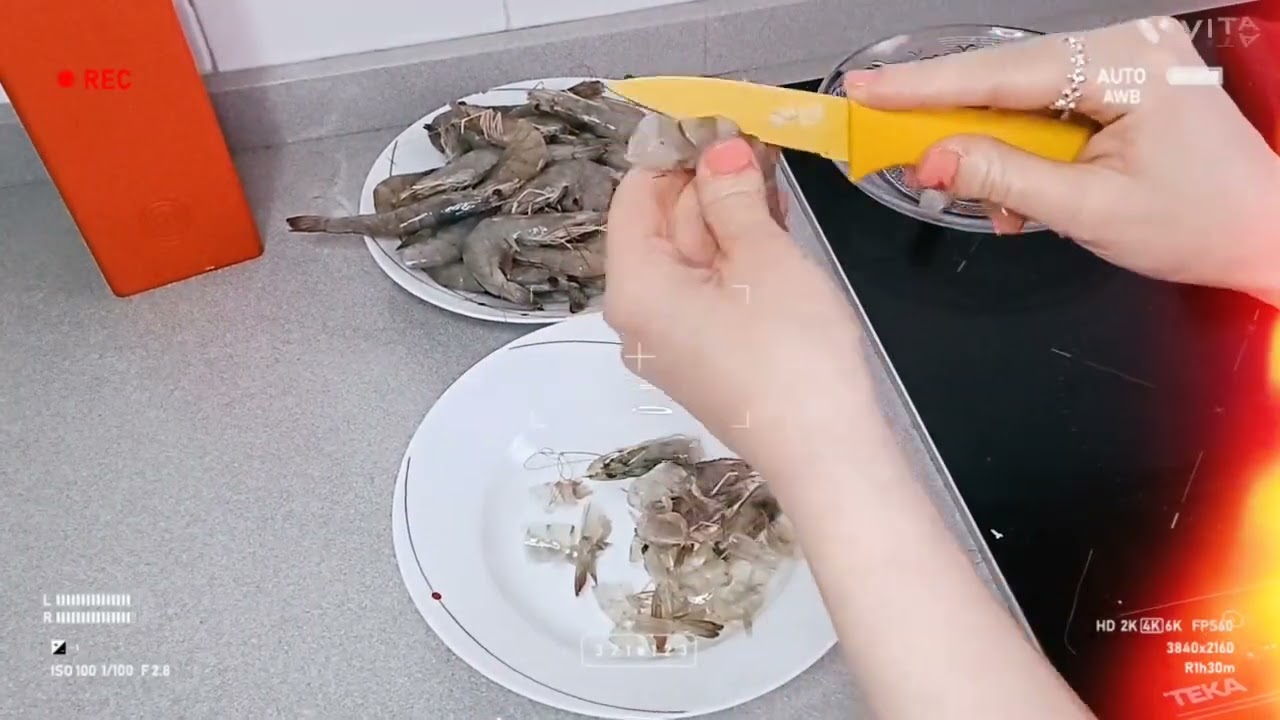 Langostinos al ajillo en base de aguacate.