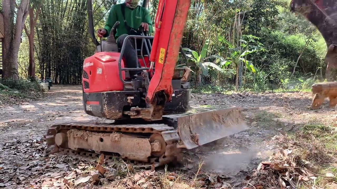 #Miniexcavator Soil to hold back tree trunks @kubota u15-3
