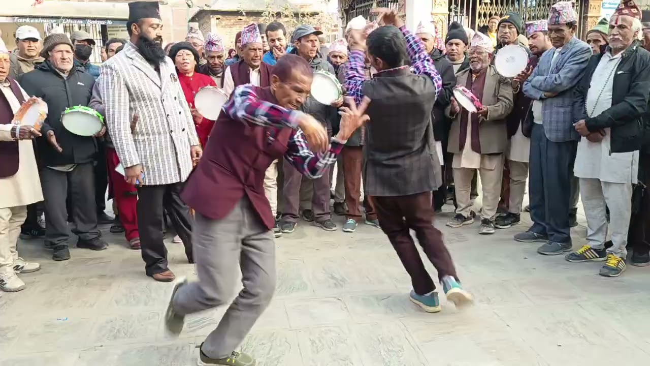 पछाडी बाट भिडियो बनाउने को होला? चिन्नुहुन्छ भने कमेन्ट गर्नुस ल!