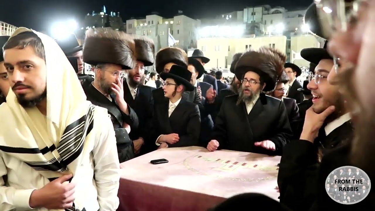 האדמו''ר מ'סקולען ירושלים ביים כותל המערבי מוצאי יום טוב
