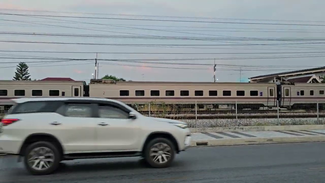 รถด่วนพิเศษทักษิณารัถย์ 31 ออกจากบ้านโป่ง Thaksinarath Special Express 31 Krungthep Apiwat - Hat Yai