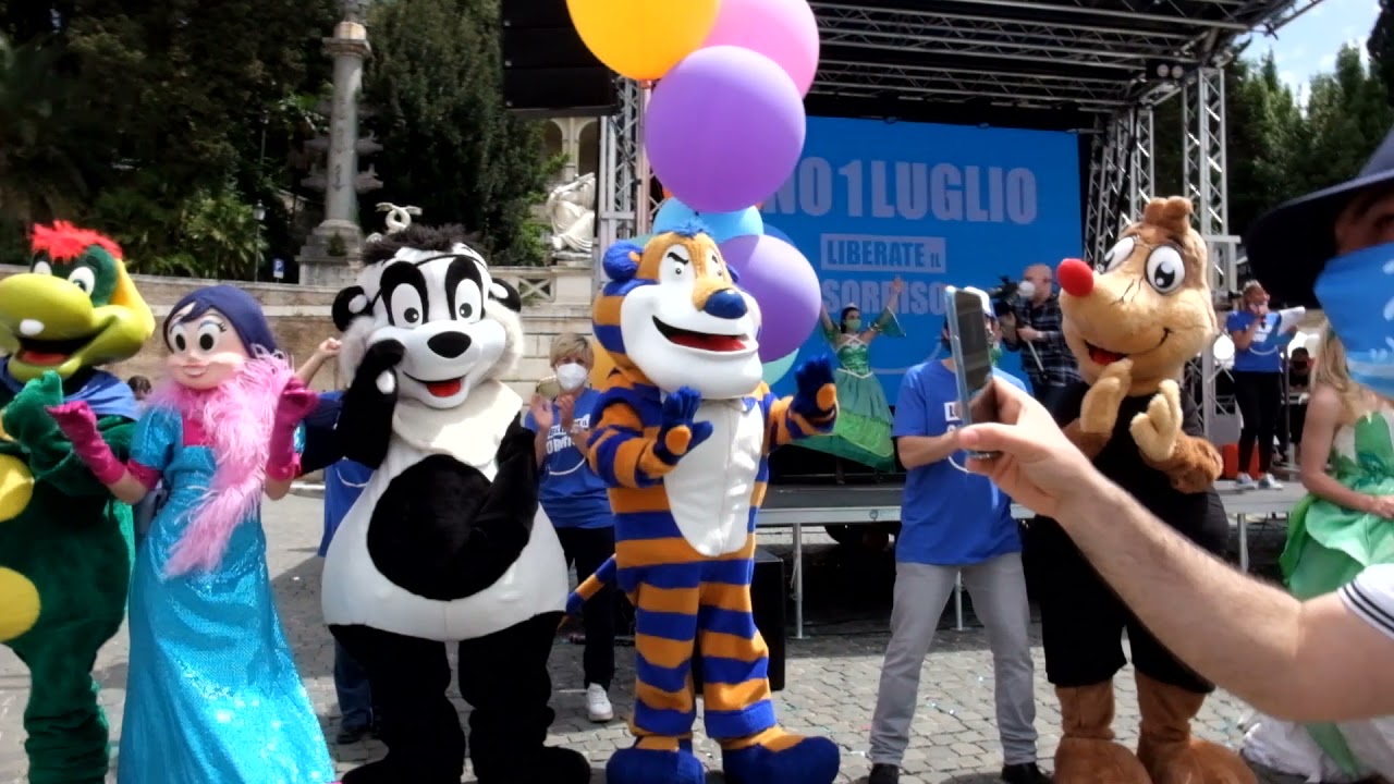 Manifestazione dei lavoratori dei parchi tematici contro le riaperture fissate al 1° luglio