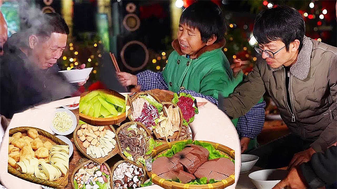 热腾腾的火锅里面飘着各种菜，在方寸大小的锅中，夹起的总是惊喜