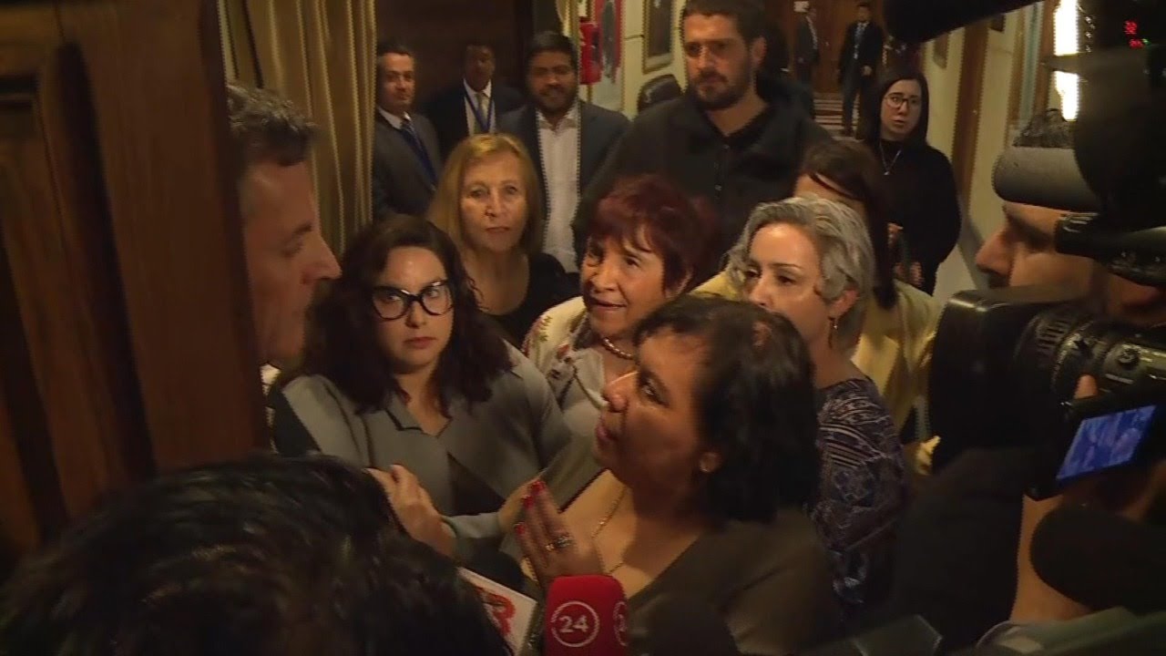 Destitución a parlamentarios agresores divide al Congreso