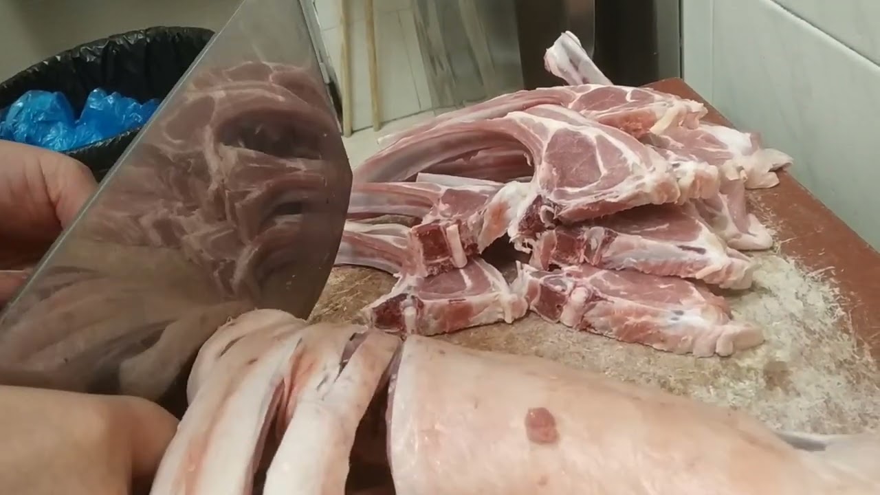 preparación de medio cordero para la barbacoa