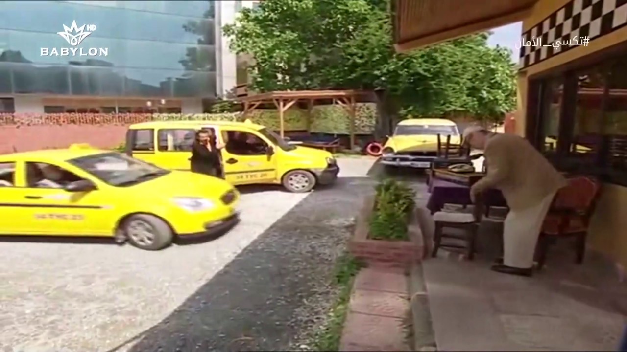 استاد مظهر يشمر غراض اهل التكسي بالشارع وطاهر ينقذهم - #تكسي_الامان - اشترك الان