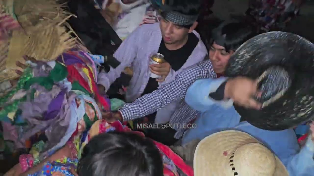 Comparsa de los viejos calle oaxaca cuarto domingo de carnaval putleco 2026.  Bailando el toro