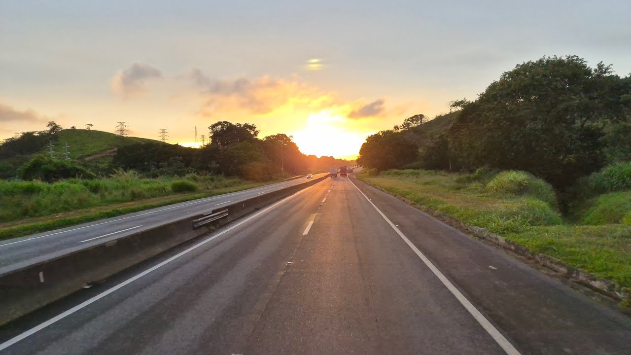 EP 609/25. Por do sol lindo na Dutra. Tive que parar pra dormir 😴. 