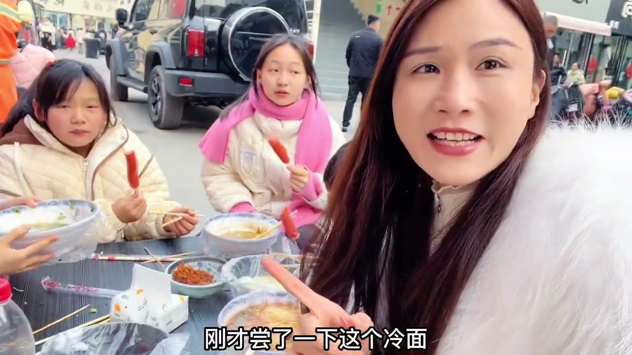 大年初一去逛街，带着4个孩子目睹一场意外，宝妈的举动让人感动