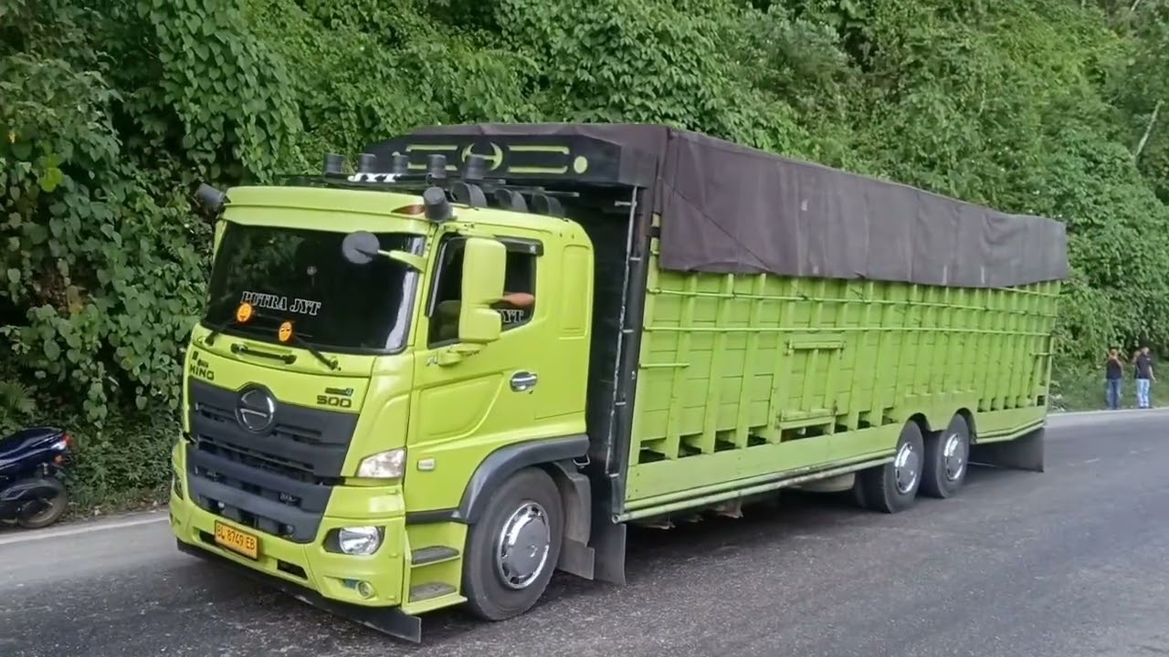 Fuso Oren dan Hino Jember truk pengangkut