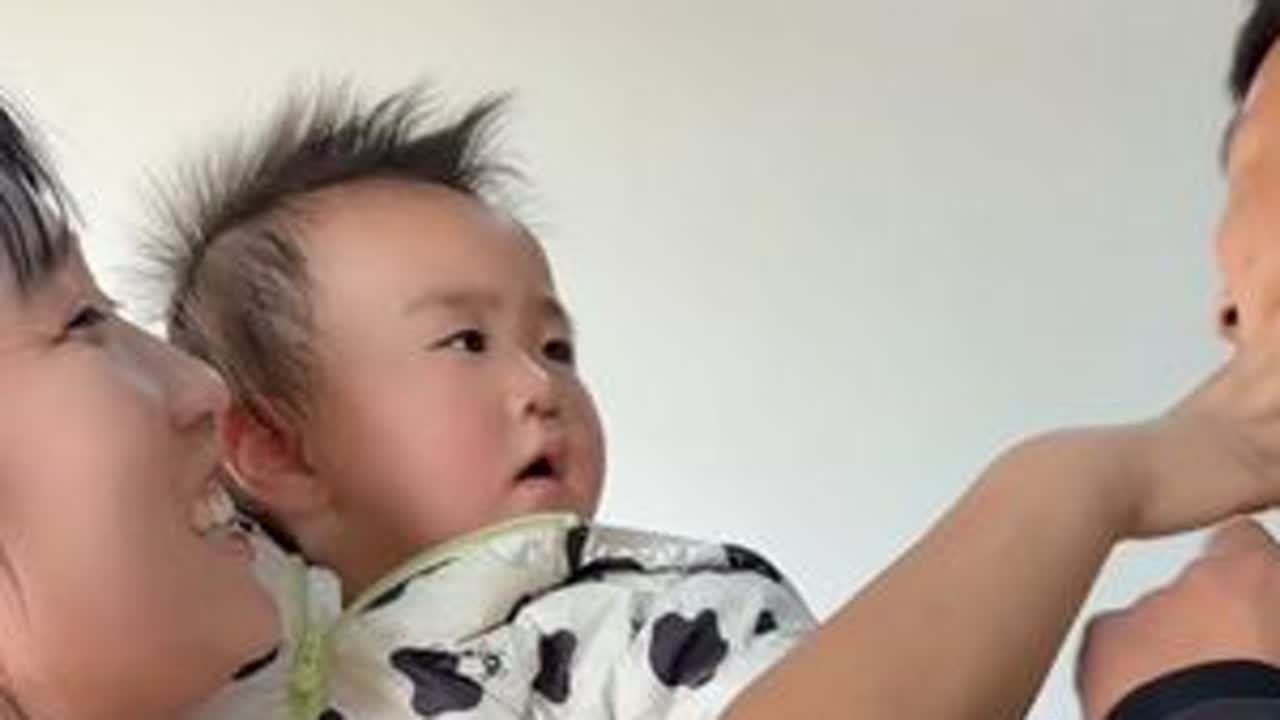 小满口得很，给爸爸脸都抓破了，还赖是馨馨抓的，结果被馨馨……