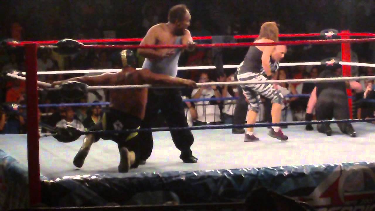 Carlos Colon y stacy vs Invader y Tigresa aniversario 40 WWC 2013