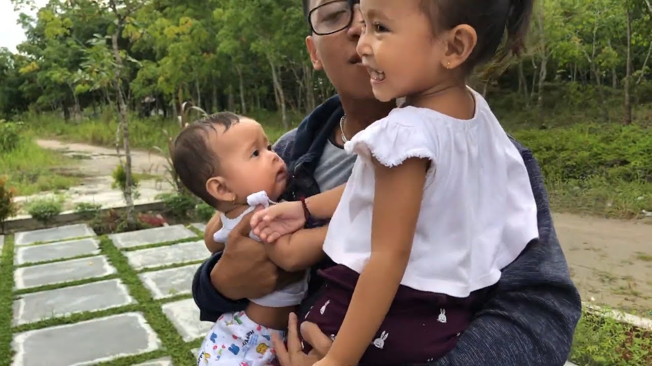Horee Papah pulang dari Solo - Reaksi Shanti dan Shindi ke Temu Papah - Oleh oleh makan Donut