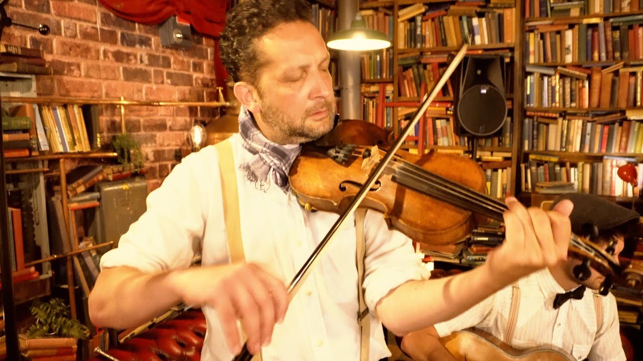 Les Yeux Noirs | Live at Fiction Studios