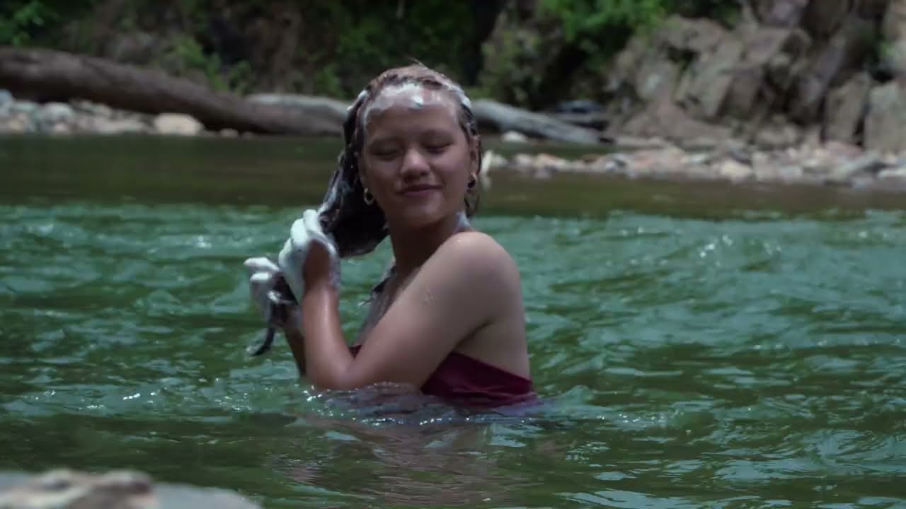 The girl who likes thrills bathes alone in the stream - Khang Thi Hoa 
