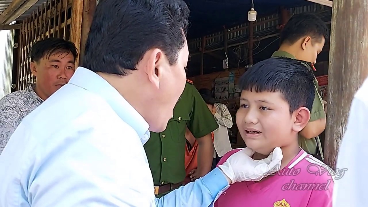 Đứa trẻ câm điếc đã có thể nghe và nói chỉ sau vài động tác chữa trị của lương y Võ Hoàng Yên