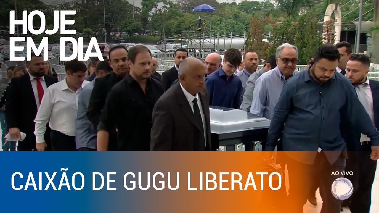 Familiares e amigos carregam caixão de Gugu Liberato