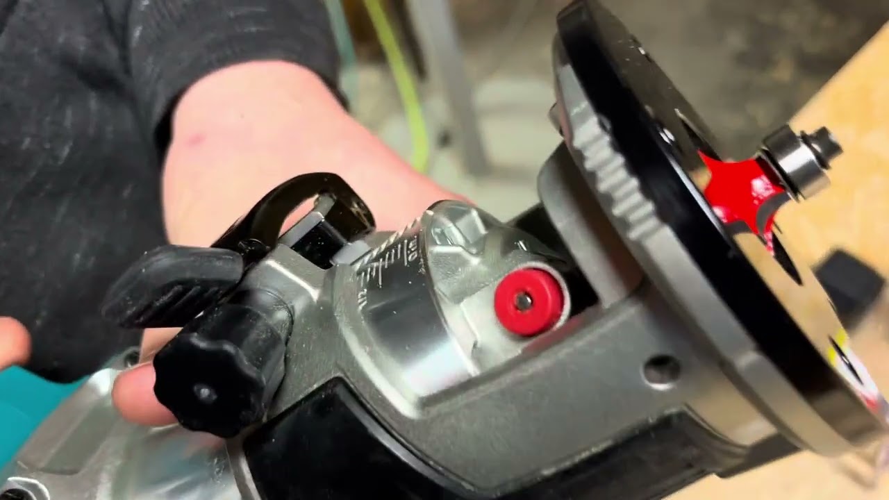 How to install router bit makita