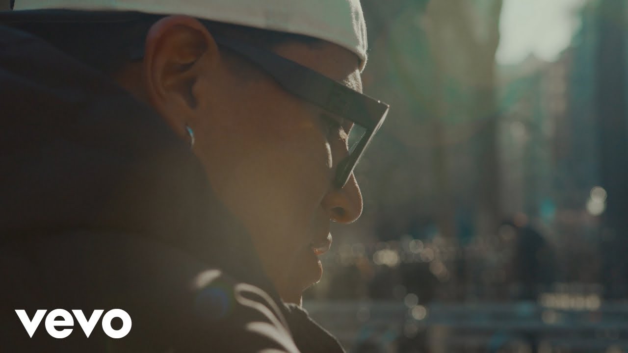PUMBA DOS SANTOS - Sonr&iacute;e (Video Oficial)
