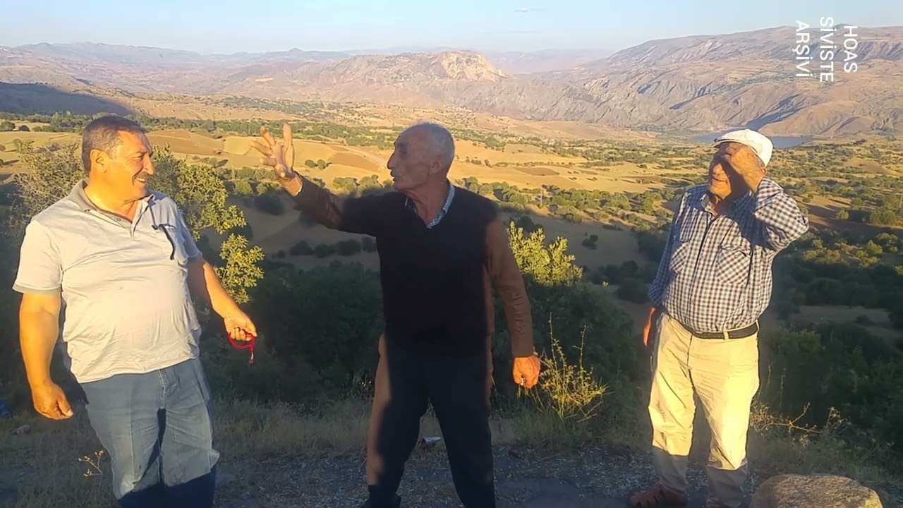 gül dalına konmuş bülbül yavrusu.  S sucu siviste