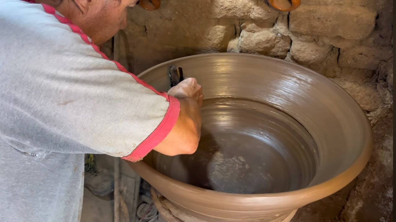 🔥 Tarda días en hacer una sola cazuela de barro…