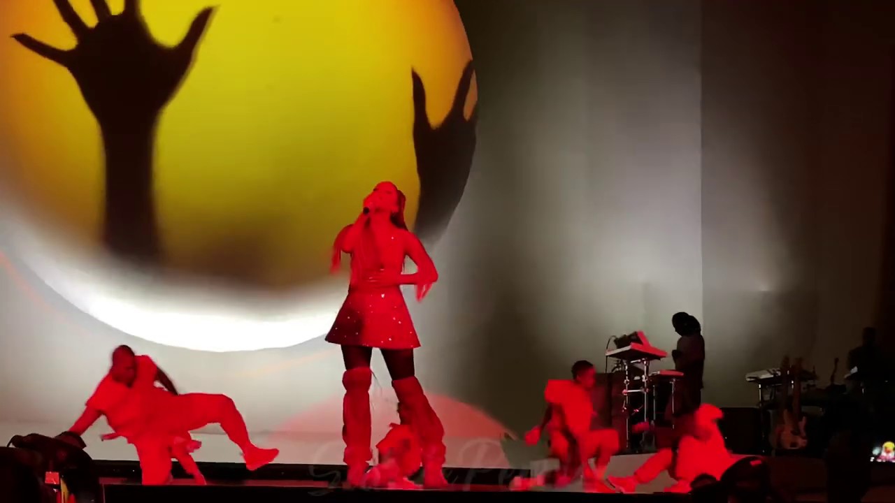Ariana Grande - Into You | LONDON NIGHT 1 ~ PIT sweetener tour
