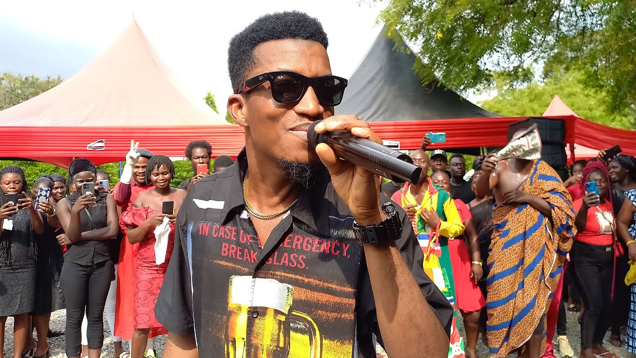 Kofi Kinaata & Donzy perform at Baba Spirit's funeral with Diamond Winds soldiers band #kofikinaata